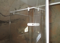 Бял финиш за отваряема стъклена душ кабина